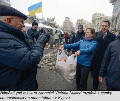 [Náměstkyně ministra zahraničí Victoria Nuland rozdává sušenky euromajdanským protestujícím v Kyjevě.]