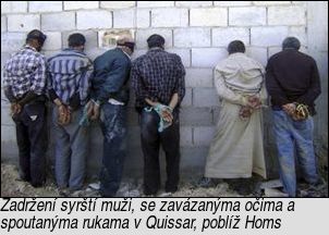 [Zadržení syrští muži, se zavázanýma očima a spoutanýma rukama v Quissar, poblíž Homs]