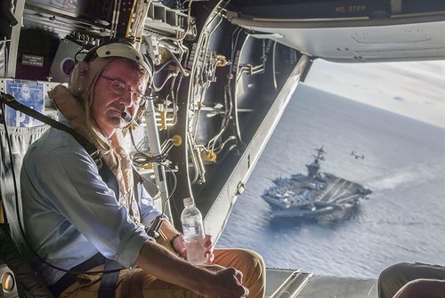 [Intelektuál Carter při odletu z USS Theodor Roosevelt v Jihočínském moři]