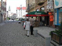 [Stolky a židle venku přímo na ulici]